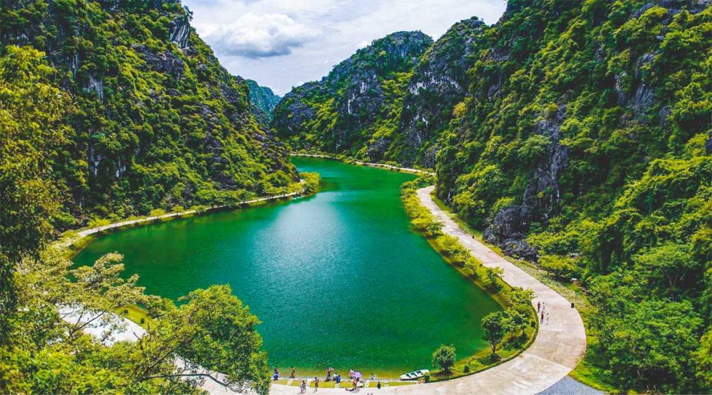 Tuyet Tinh Coc Pagoda in Ninh Binh
