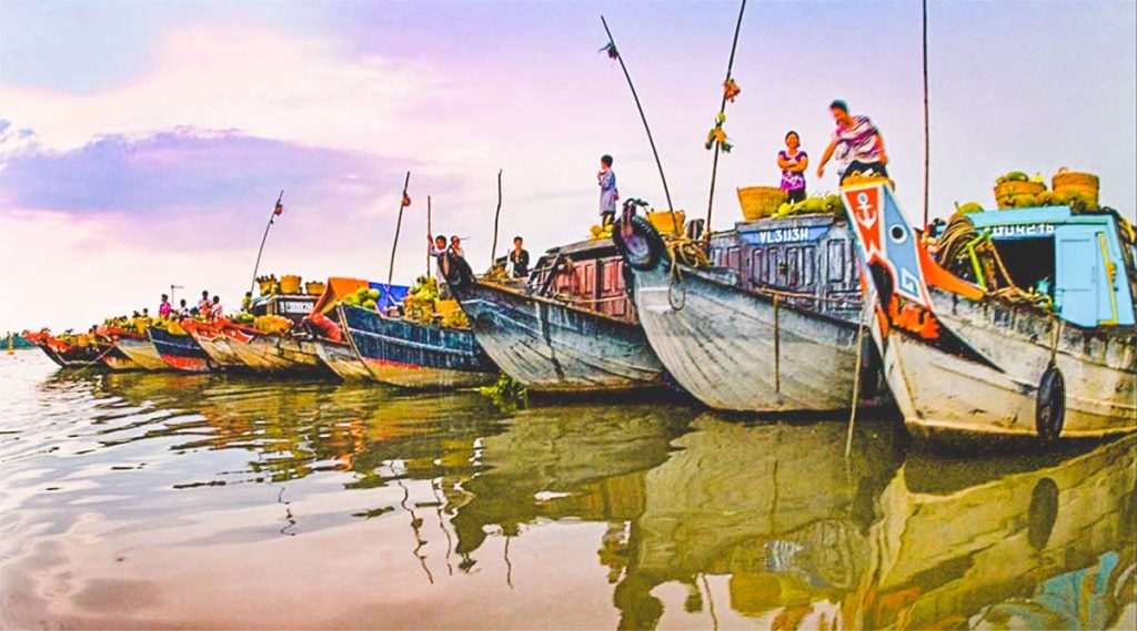 Long Xuyen floating market