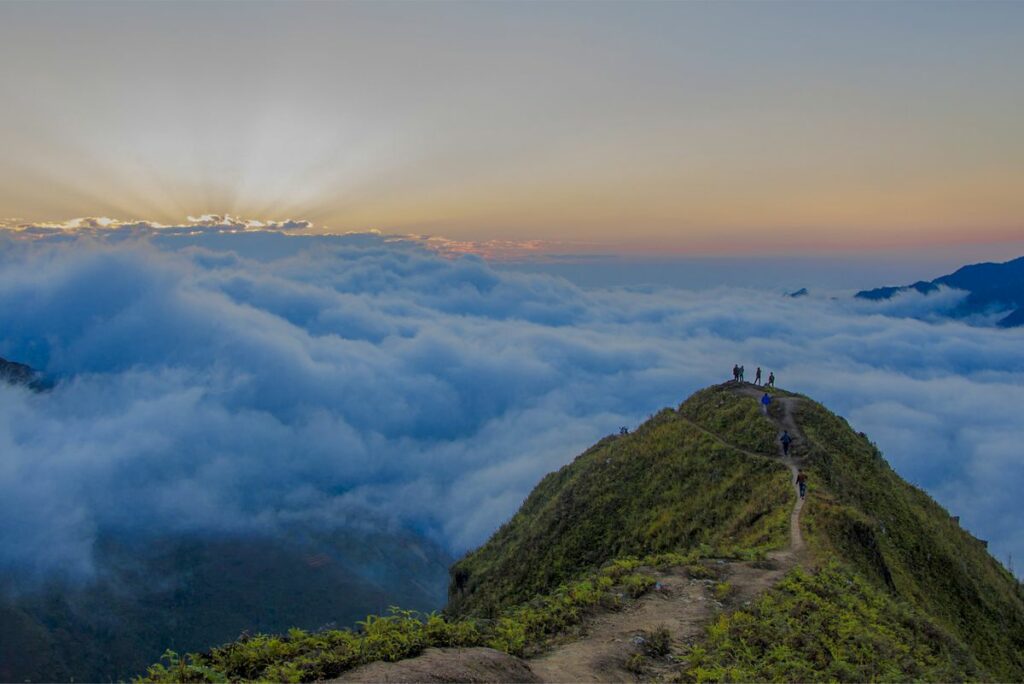 Viewpoint from Ta Xua with clouds floating below the mountain