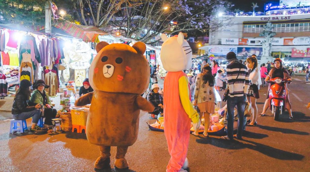 street performance at Dalat Night Market