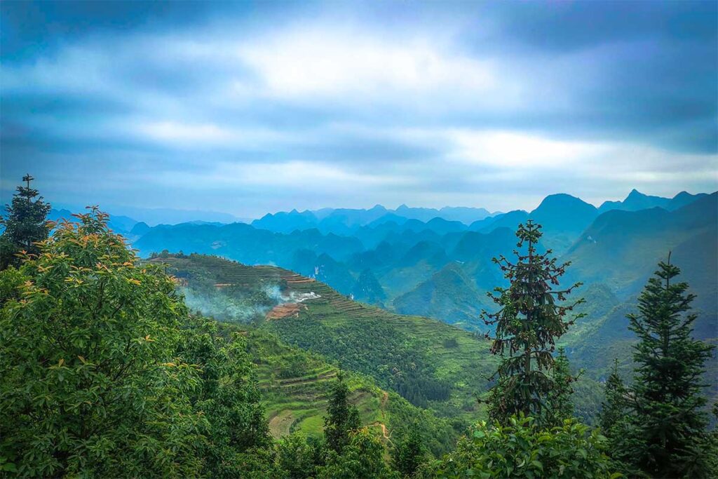 Khe Lia Panorama is an amazing viewpoint along the Ha Giang Loop with views over mountains and rice fields