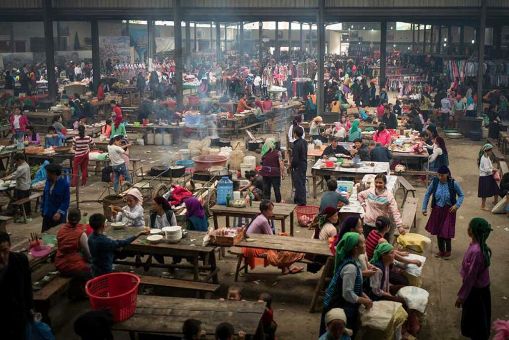 indoor market in Meo Vac