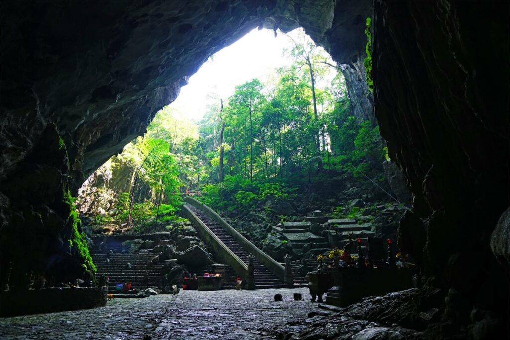 Huong Tich Cave