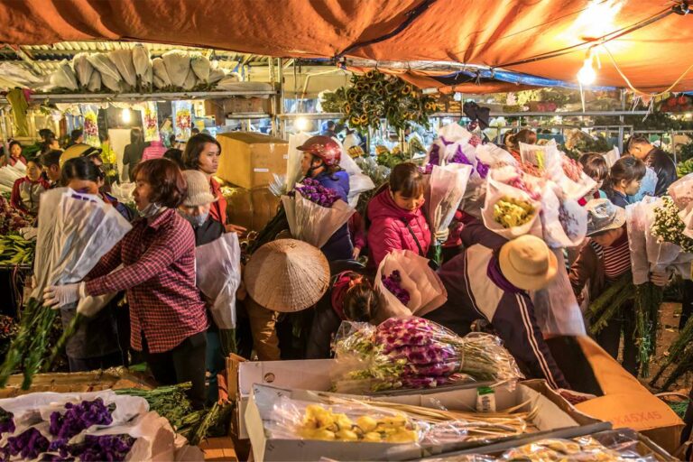 Quang Ba flower market