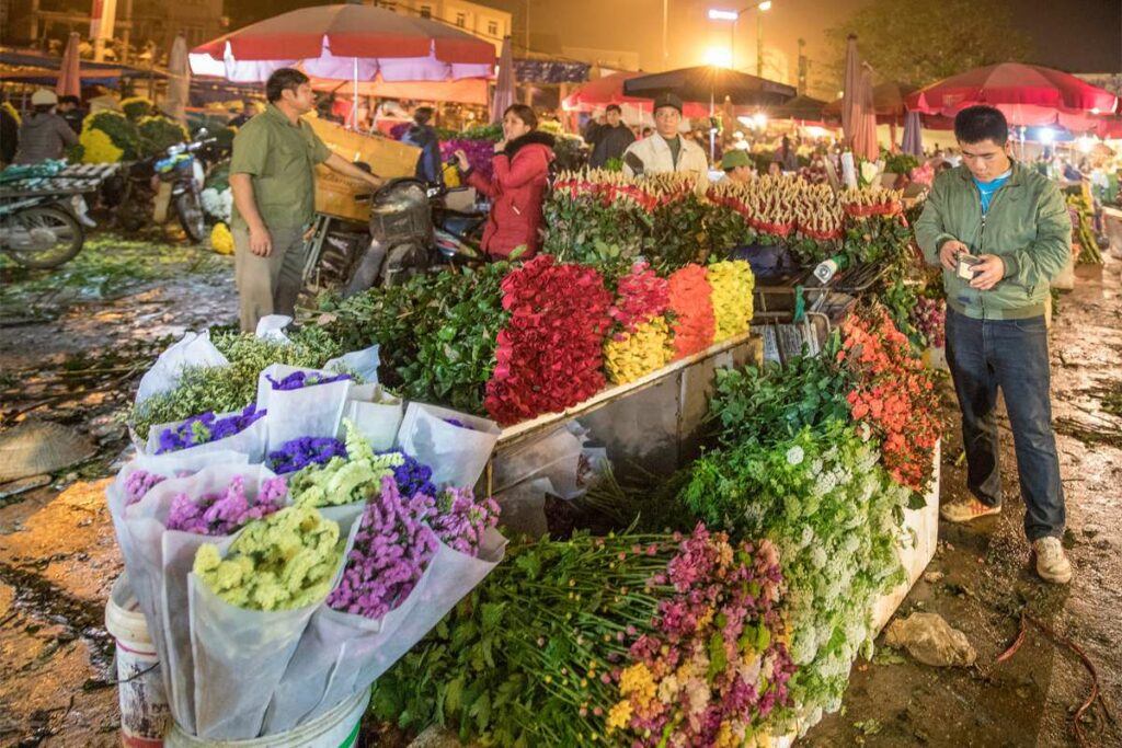 Quang Ba flower market