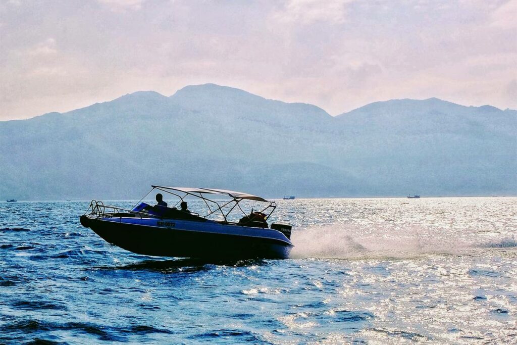 speedboat island hopping at Nha Trang