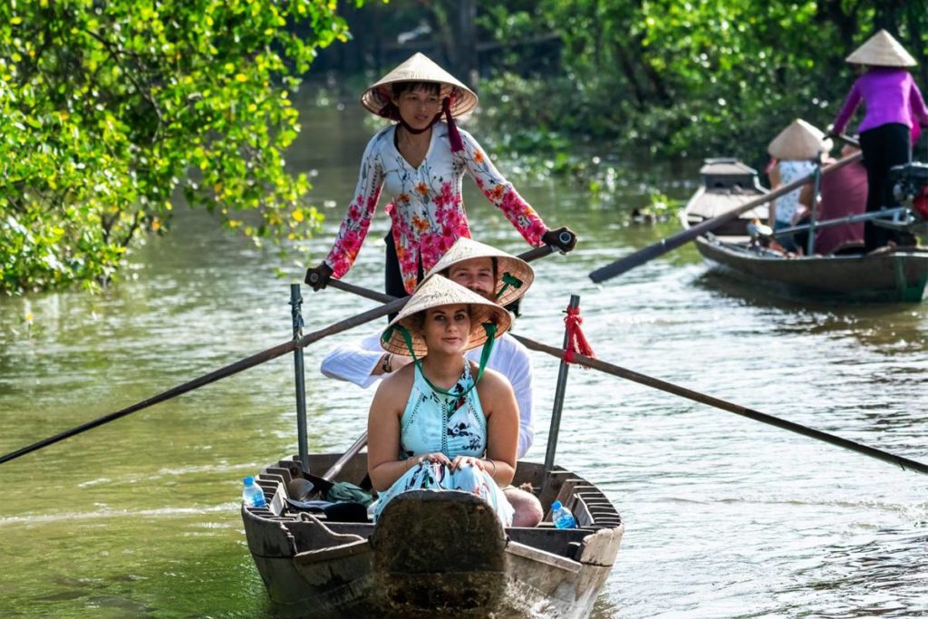 Cai Be boat trip by sampan