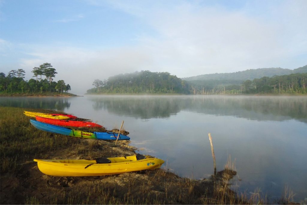 kayaking Dalat at Tuyen Lam lake