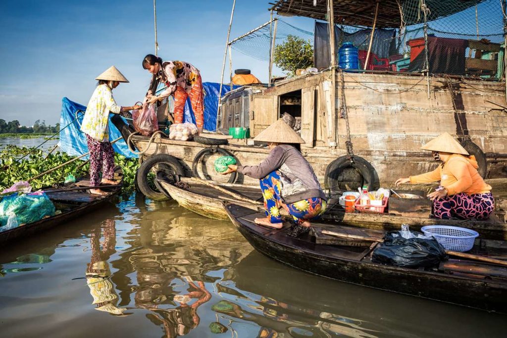 Long Xuyen floating market