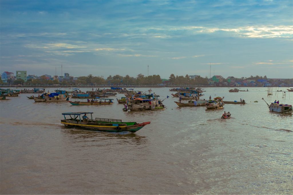 Tra On floating market in Vinh Long