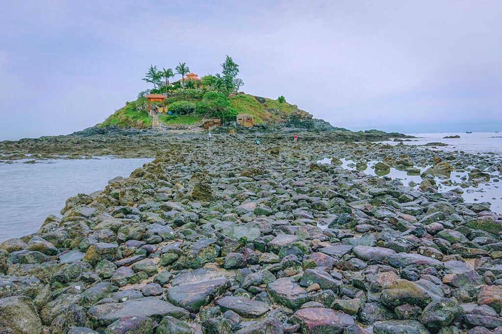 The stone rocky path that connects mainland Vung Tau with Hon Ba Island