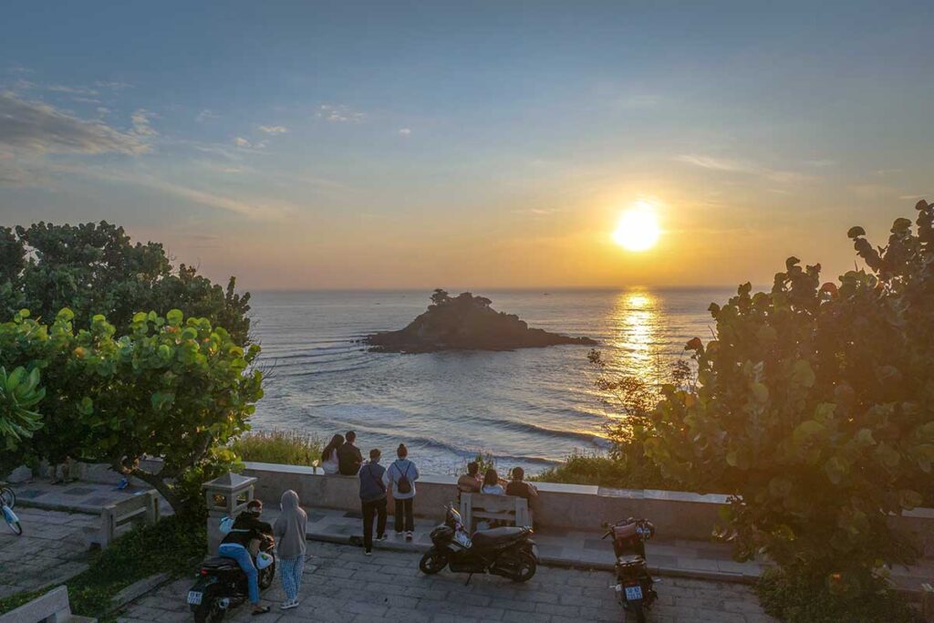 Sunrise at Nghinh Phong Cape with views over Hon Ba Island