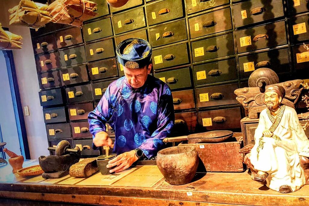 Making your own herbal medicine in the Fito museum