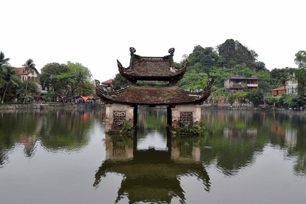 Thuy Dinh shrine at Thay Pagoda