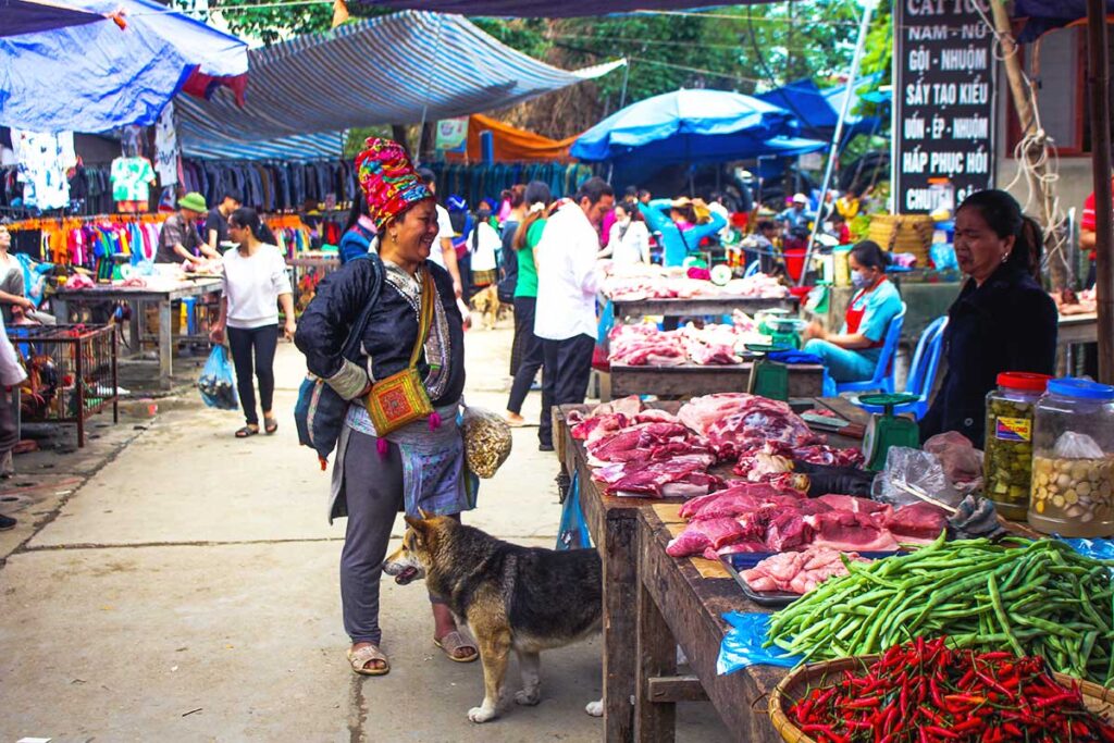 minorty woman shopping at Muong Hum Market