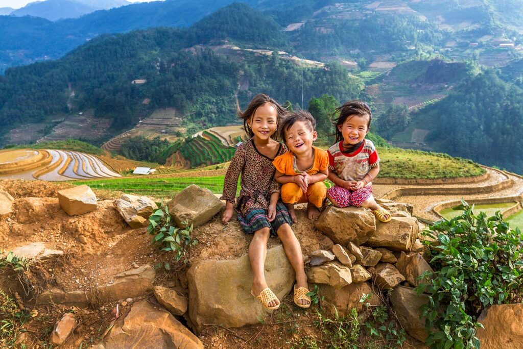 local children in Sapa