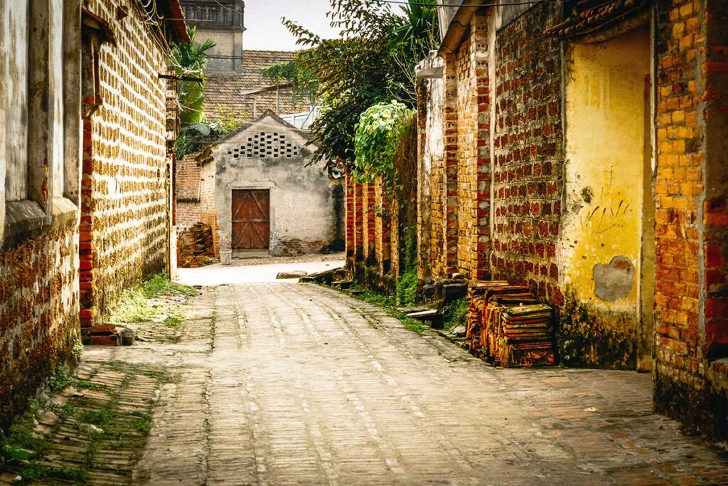 ancient houses in Duong Lam Ancient Town