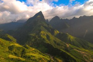 Hoang Len Son Mountain Range