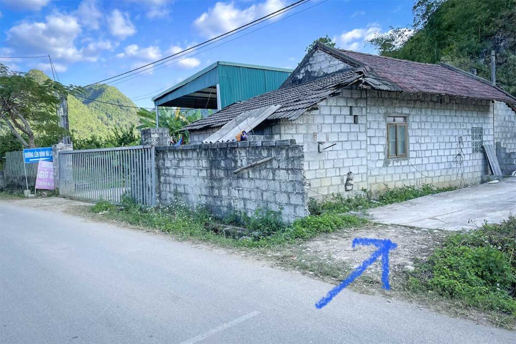 The house that marks the start of the trail for climbing Bac Son Viewpoint at the peak of Na Lay Mountain