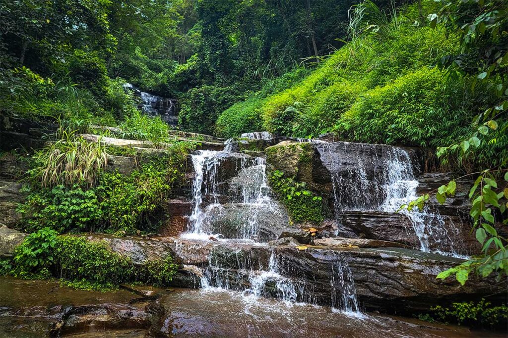 Bac Tinh Yeu Waterfall near Mau Son Mountain in Lang Son