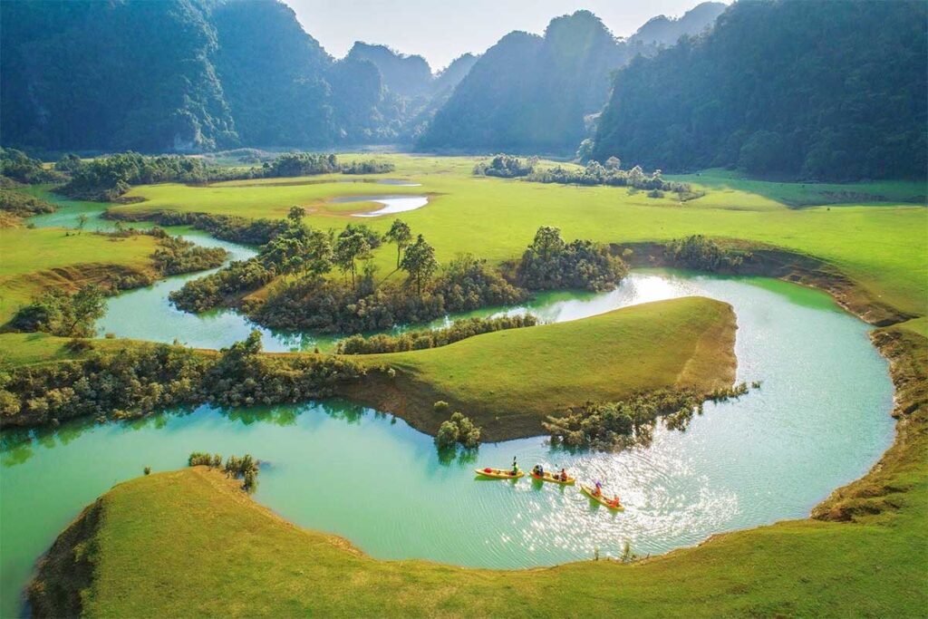 A stunning view over the grasslands of Huu Lien