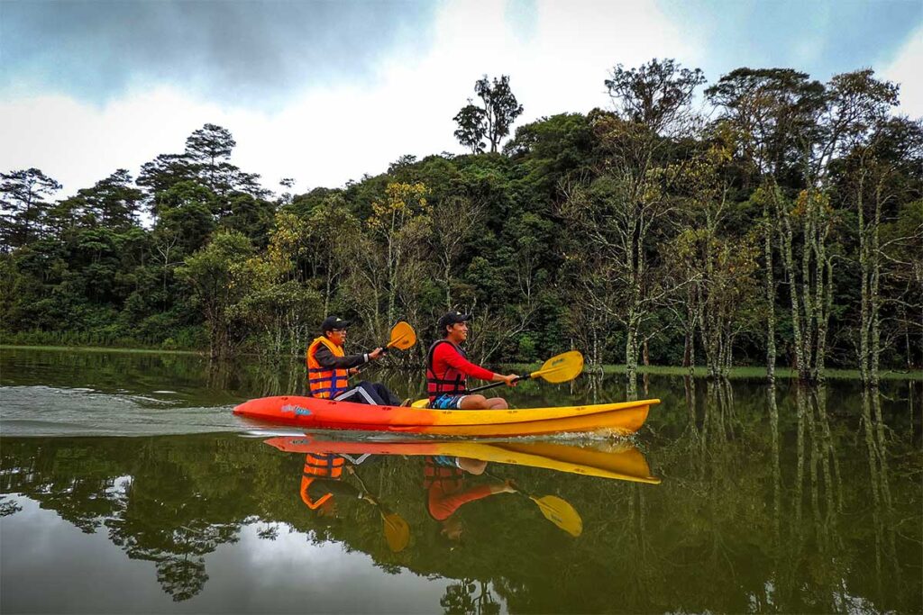 Kayaking on Tuyen Lam Lake surrounded with forest in Dalat