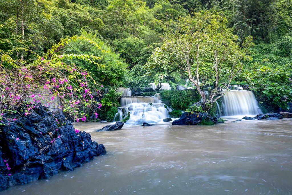 Khe Day Waterfall in Huu Lien, Lang Son