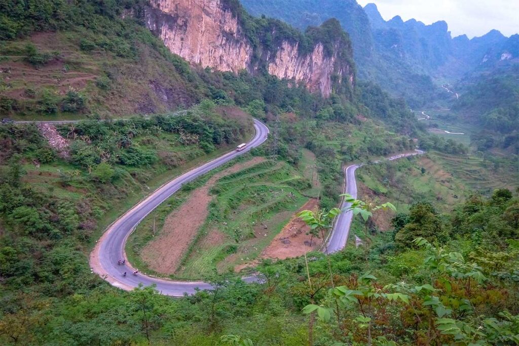 A winding road up the mountain of Ma Phuc Pass in Cao Bang