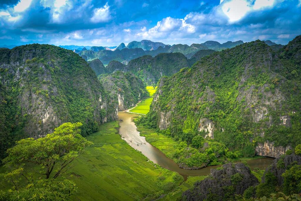 Ninh Binh's best viewpoint: Mua Cave - Stunning views over the river, rice fields and mountains in Vietnam