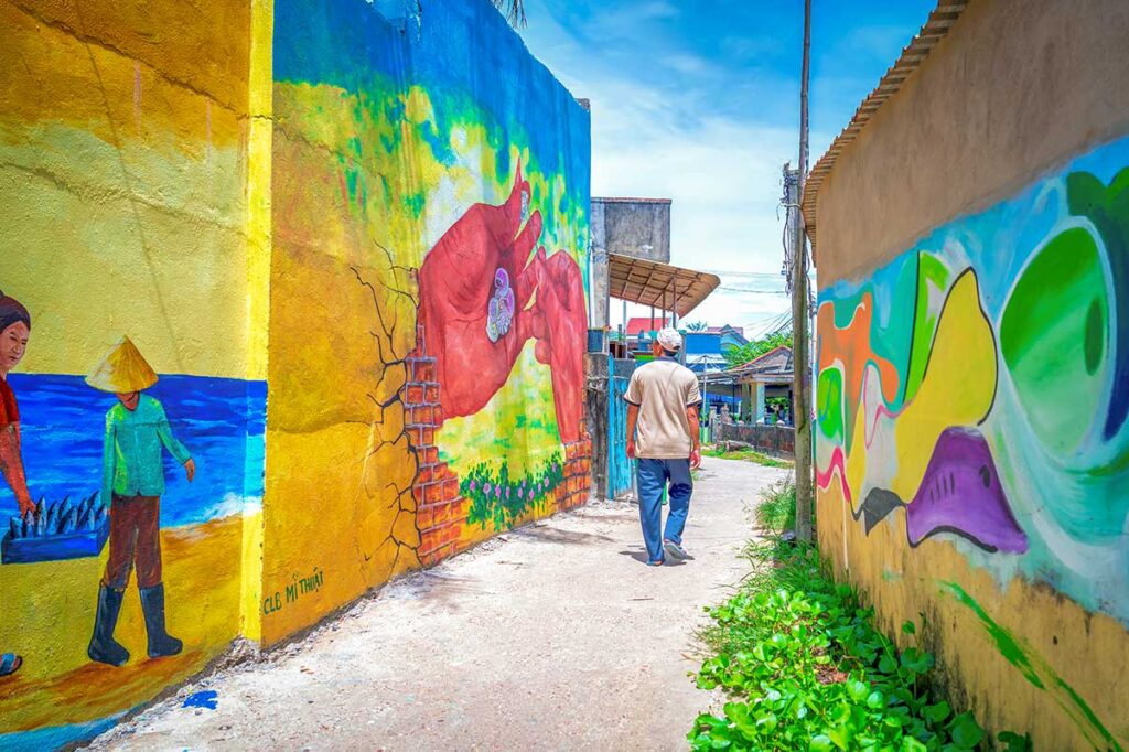 Colorful street murals in Tam Thanh Village – a creative coastal stop and one of the best offbeat things to do near Hoi An.