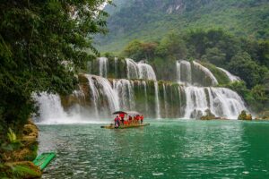 Ban Gioc Waterfall in December – While the flow is gentler than in peak months, Ban Gioc Waterfall in December retains crystal-clear blue water, offering a tranquil, scenic view.