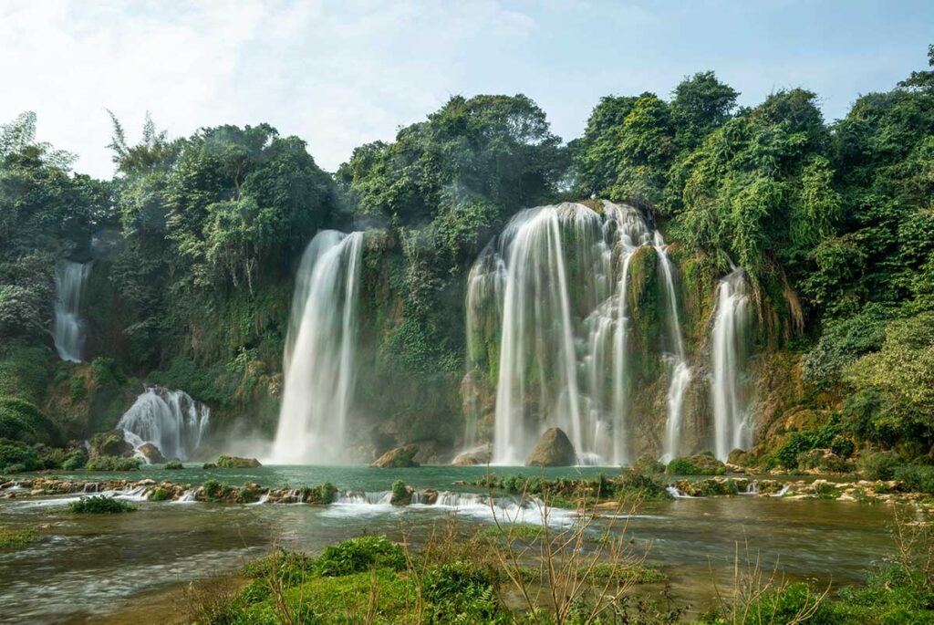 Ban Gioc Waterfall in February – The waterfall has a lower water volume, with gentle streams cascading over the rocks. While still beautiful, it lacks the full power seen in summer.