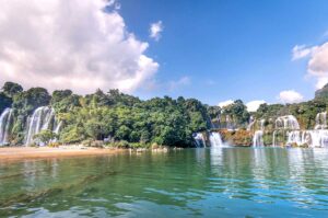 Ban Gioc Waterfall in January – A winter scene at Ban Gioc Waterfall, with cool temperatures and moderate water flow, creating a peaceful yet misty atmosphere.