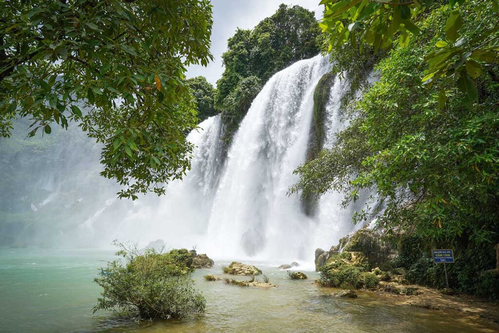 Ban Gioc Waterfall in June – Heavy rainfall brings a powerful and full-flowing Ban Gioc Waterfall in June, with strong cascades tumbling into the turquoise river below.