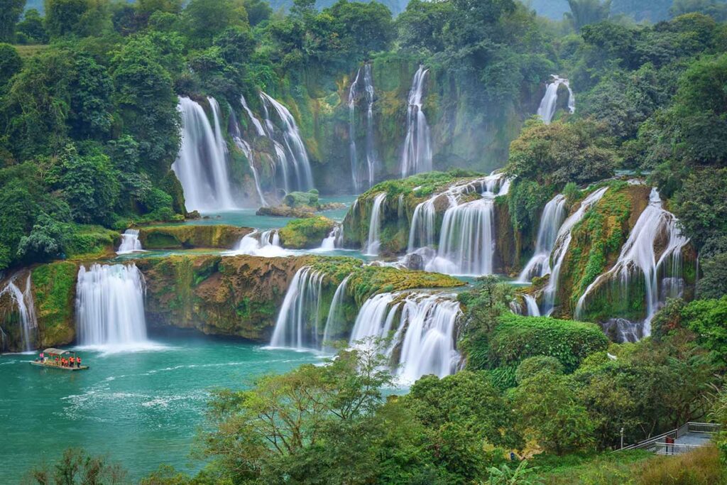 Ban Gioc Waterfall in November – A mildly reduced water flow, but Ban Gioc Waterfall in November still looks impressive, with the river remaining a stunning blue color.