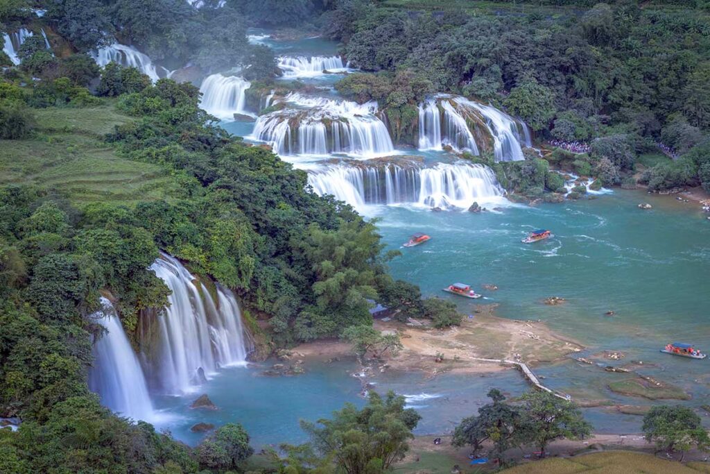 Ban Gioc Waterfall in October – Water levels begin to decrease, but Ban Gioc Waterfall in October still carries a substantial flow, with the water appearing beautifully blue.