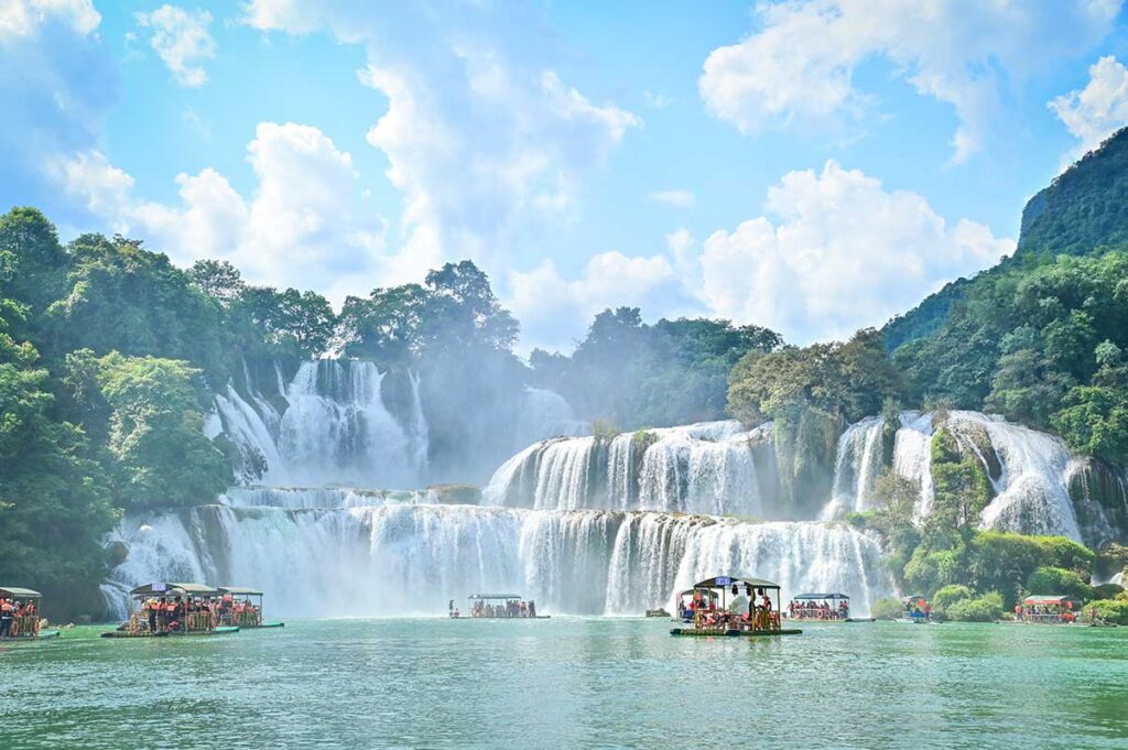 Ban Gioc Waterfall in September – The waterfall remains strong and full, while the water in the river and pools turns a more vibrant blue, enhancing the scenic beauty.