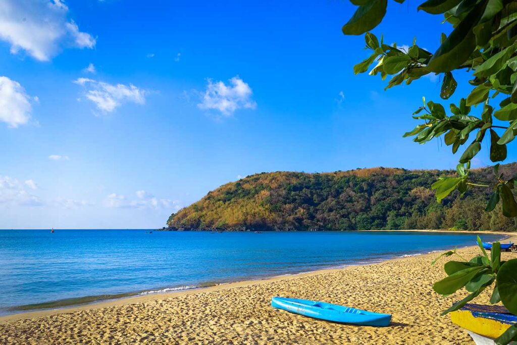 Con Dao in March – A kayak resting on a pristine beach under sunny skies, symbolizing the start of the best season for kayaking and water sports.