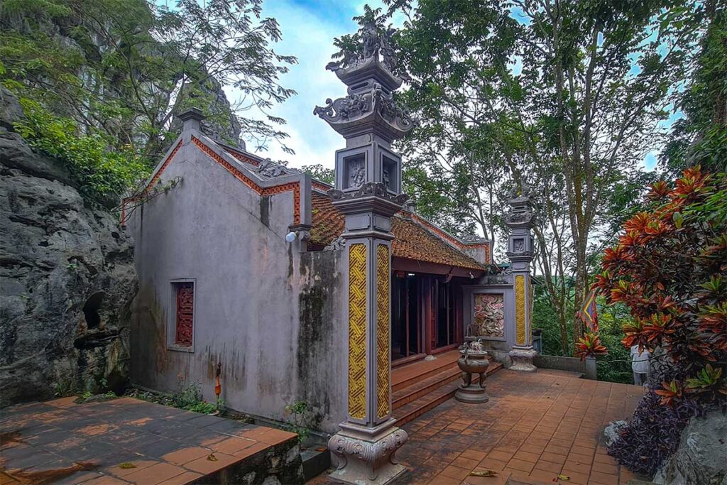 A very small temple called Duom Temple on Duom Mountain