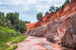 Mui Ne in August: A cloudy day at the Fairy Stream in Mui Ne in August, where the overcast sky softens the colors of the sand formations, offering a different perspective of this natural wonder.