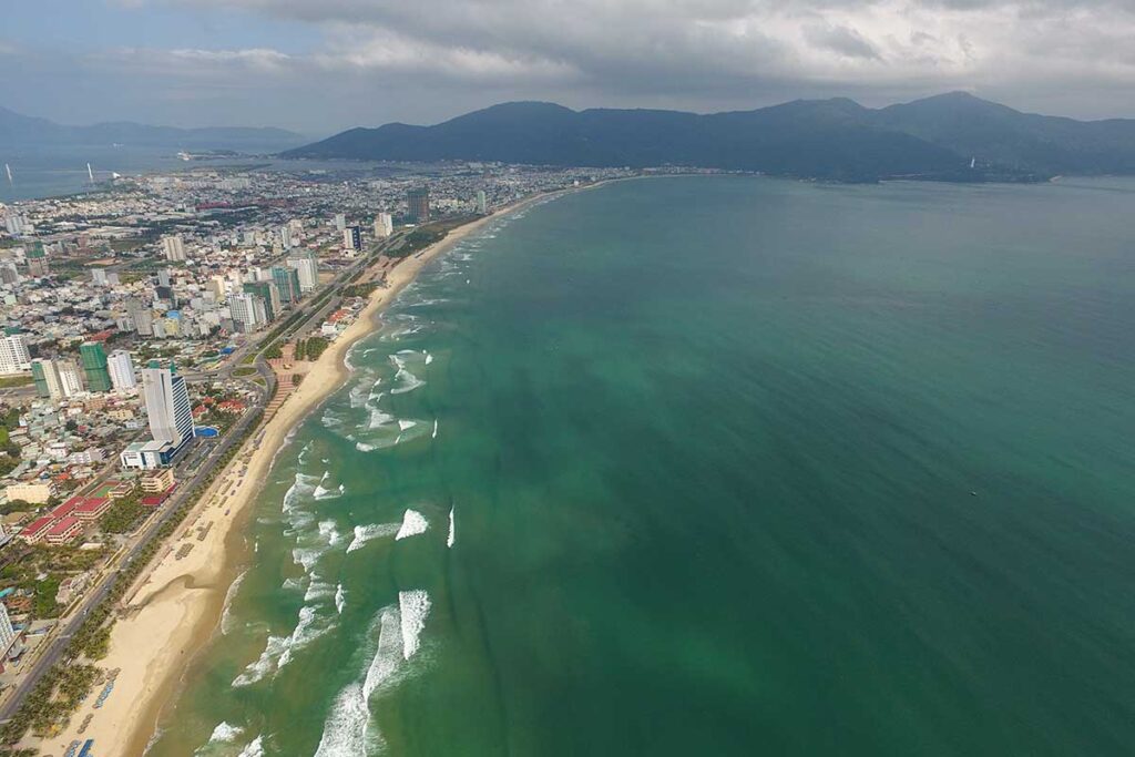 Da Nang beach in winter – A stormy beach with rough waves and dark water, reflecting the cooler and windier conditions of the season.