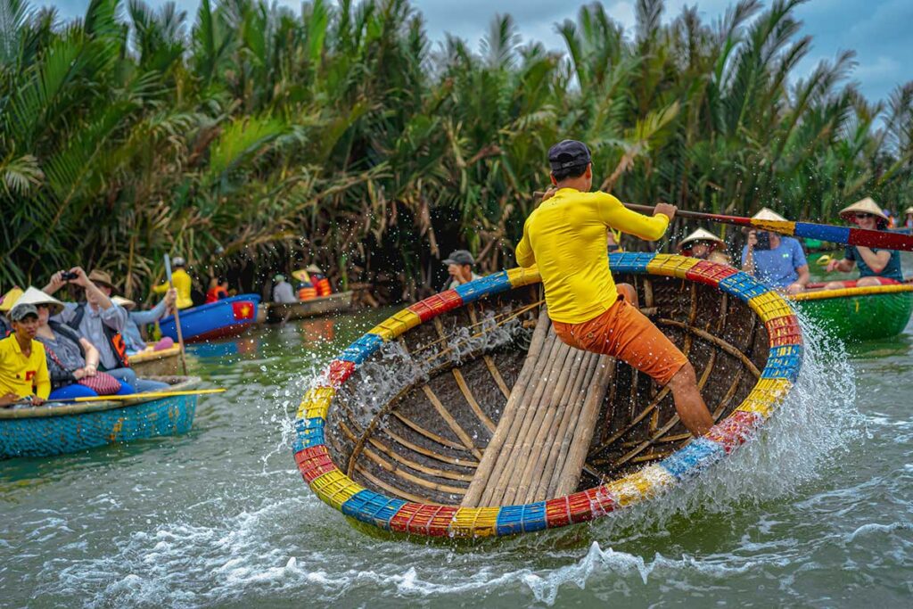 Basket boat spinning performance in Hoi Anβs Cam Thanh Coconut Village during March, a month known for pleasant temperatures and outdoor river activities.