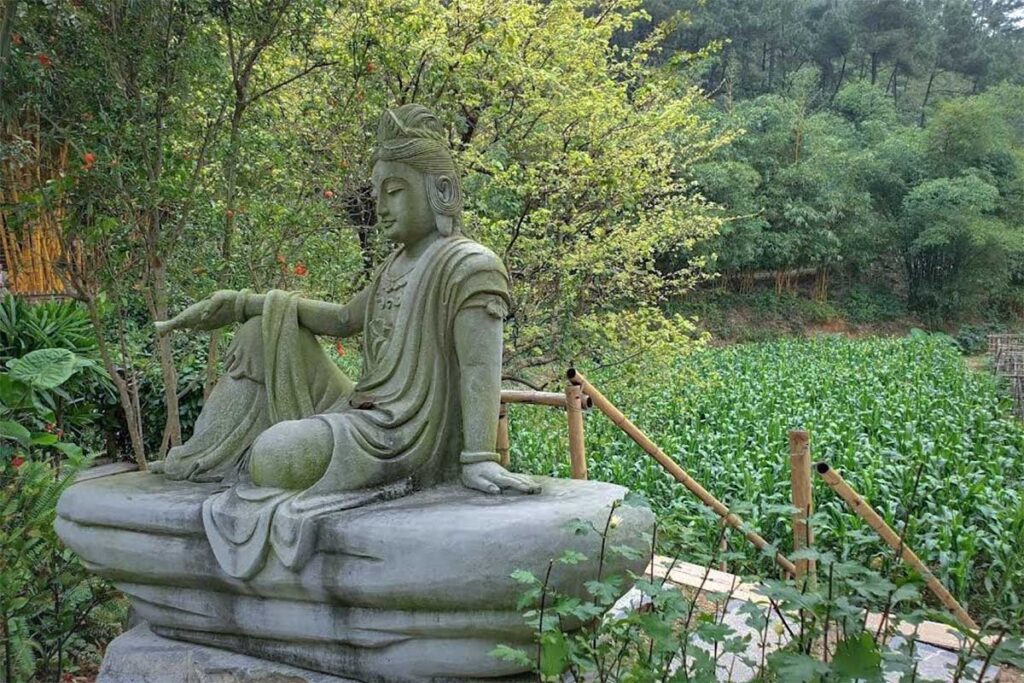 Garden area with statue in Dia Thang Phi Lai Pagoda