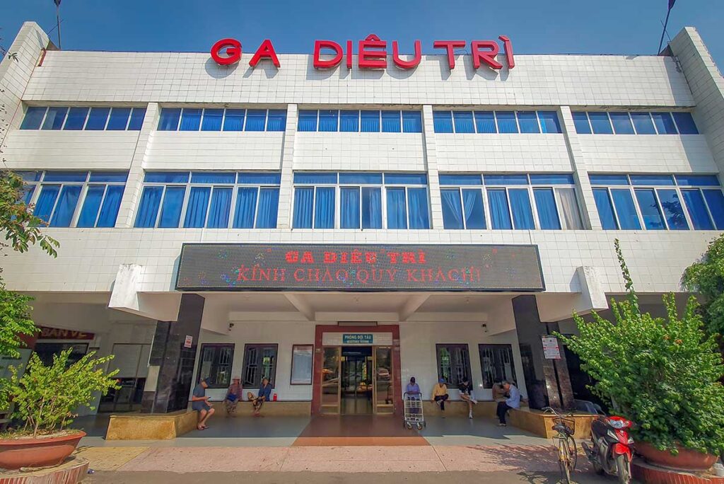 Front view of Diêu Trì Railway Station – the main entrance with large red signage “Ga Diêu Trì” welcoming travelers to Quy Nhon’s primary train hub.