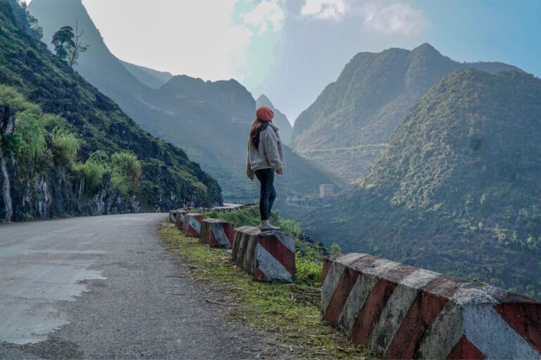 Mountain road alog Ma Pi Leng Pass