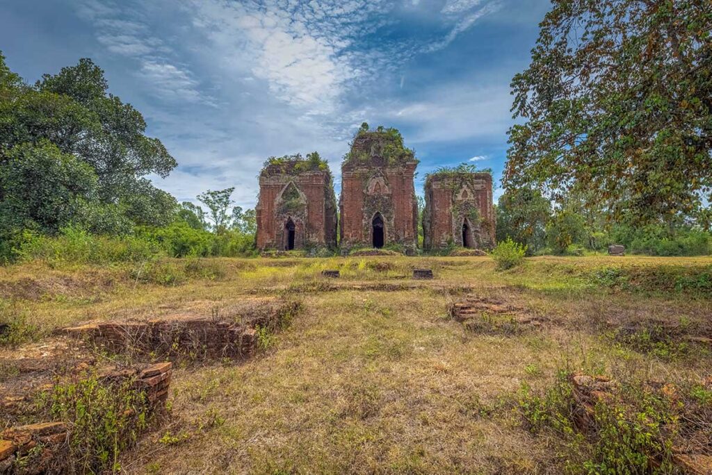 Wide-angle view of Chien Dan Cham Towers surrounded by greenery and ruins