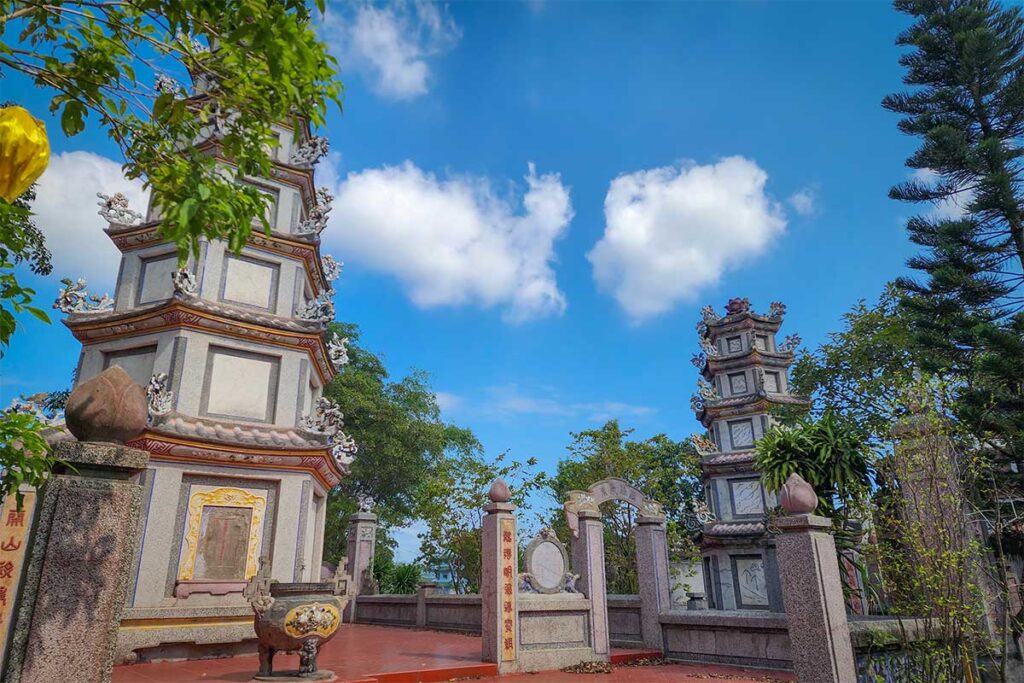 Chuc Thanh Pagoda Hoi An stone towers with dragon motifs under a clear blue sky – detailed view of Vietnam’s oldest pagoda showcasing traditional architecture and symbolic carvings.