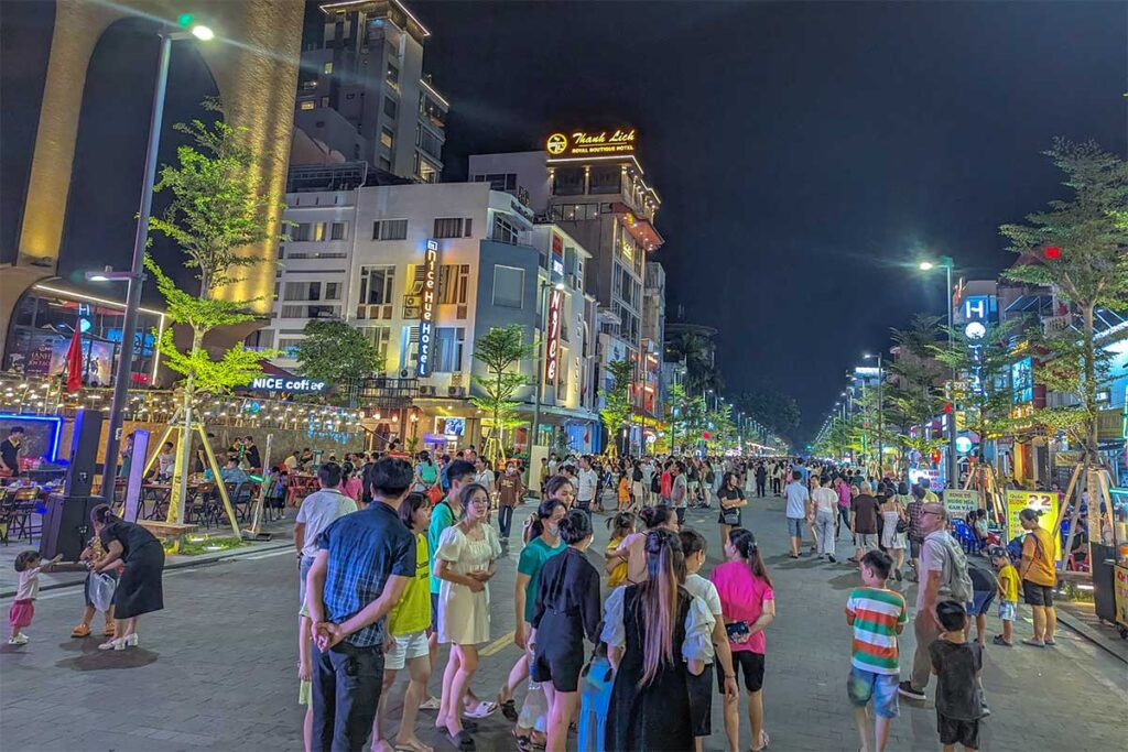 Hai Ba Trung Walking Street in Hue full of locals