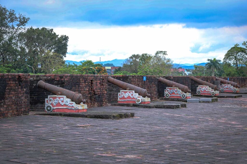 Cannons aligned next to eachother on top of the wall of Hue Imperial Citadel