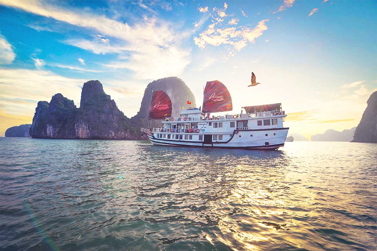 Renea Cruise in Bai tu Long Bay